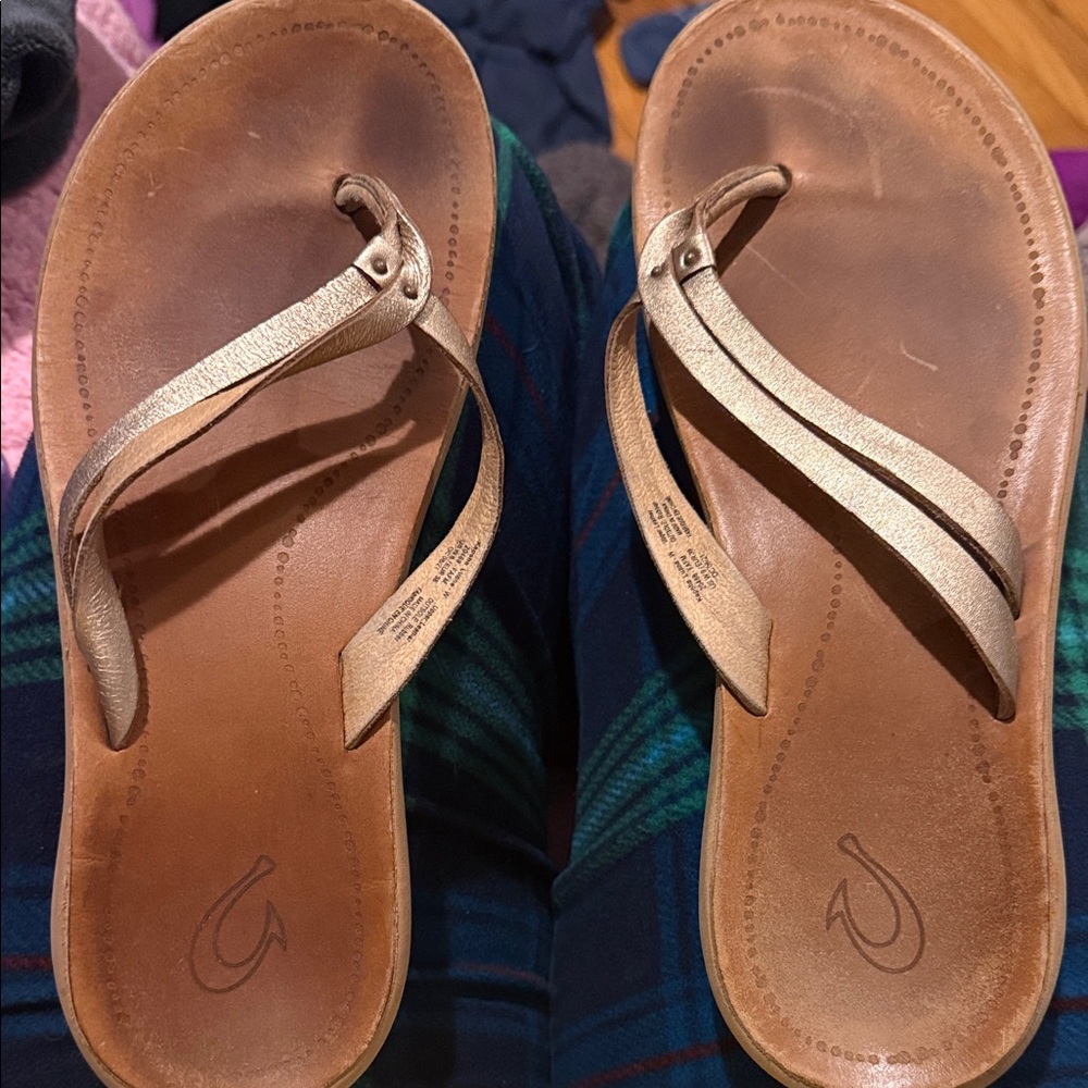 OluKai Women’s Metallic Tan Leather Thong Sandals